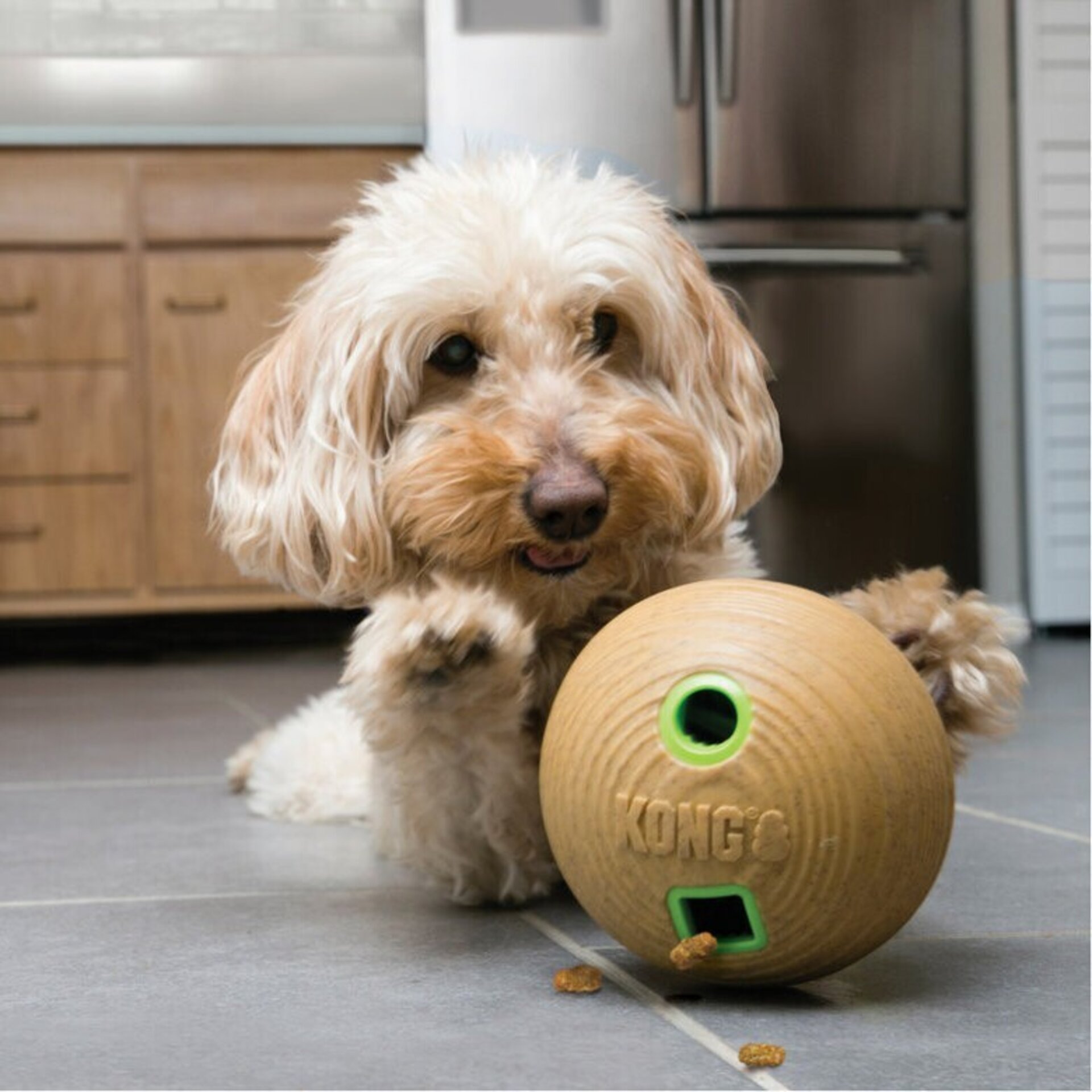 KONG Bamboo Pelota Portagolosinas para perros - 2